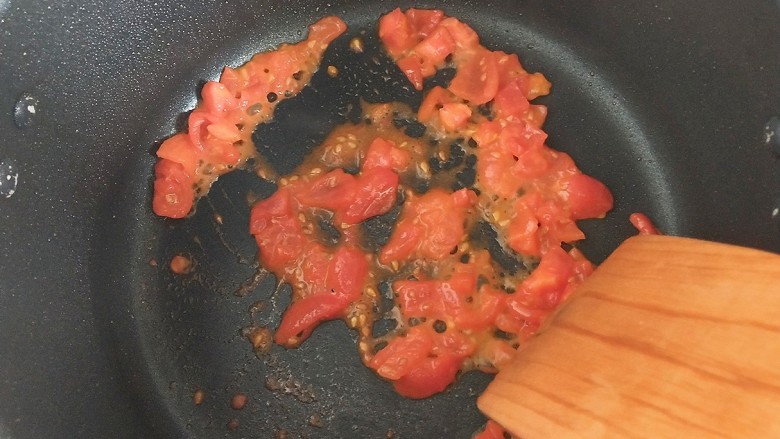#宝宝辅食#番茄鸡肉炖南瓜土豆,油热之后，倒入番茄，翻炒出汁