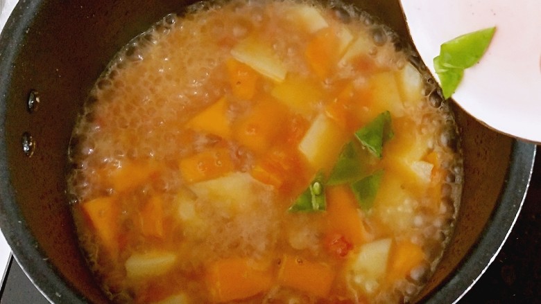 #宝宝辅食#番茄鸡肉炖南瓜土豆,煮10分钟左右，土豆和南瓜基本软的时候，加荷兰豆，再煮10分钟即可