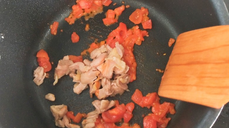 #宝宝辅食#番茄鸡肉炖南瓜土豆,加入鸡肉碎，翻炒几下