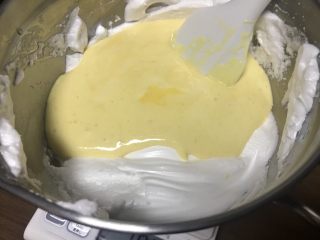 低糖舒芙蕾热松饼,把拌匀的蛋黄糊全部倒进打发的蛋白盆里，翻拌均匀。