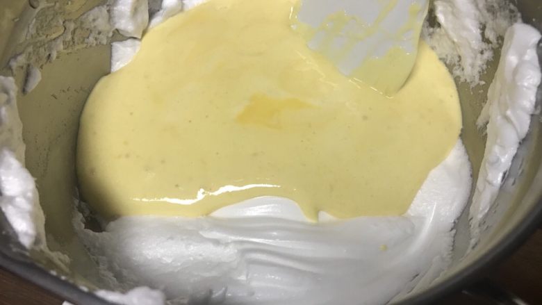 低糖舒芙蕾热松饼,把拌匀的蛋黄糊全部倒进打发的蛋白盆里，翻拌均匀。