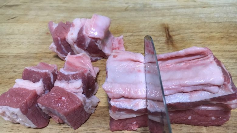 补血益气 强筋健骨 山药烧牛肉（附红烧牛肉详细做法）,把肉切成5厘米左右的块，切肉时刀要逆着牛肉的纹理切。