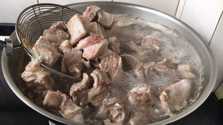 补血益气 强筋健骨 山药烧牛肉（附红烧牛肉详细做法）,水开后再煮5分钟，然后撇去浮末，捞出牛肉备用。