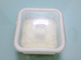 椰蓉奶冻,晾凉后盖上盖子放入冰箱冷藏四小时以上或者冷藏过夜