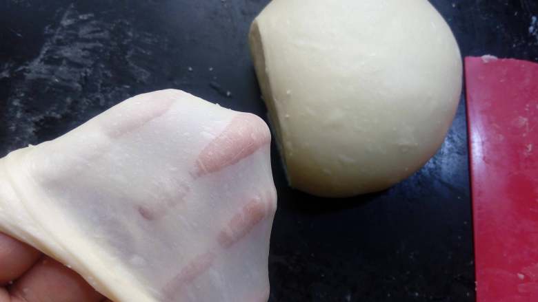 肉松面包卷,能拉出稍薄且结实的膜， 揉至扩展阶段就可以了，破洞边缘呈锯齿。