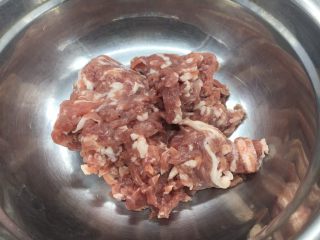 下饭神菜 肉末烧海带,猪肉的梅花肉部分，切成颗粒状的肉末。