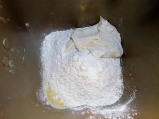 肉松面包卷, 面团部分材料中除黄油以外的所有材料包括波兰种混合， 放入面包机或厨师机
中，面粉的吸水率不同，至少预留10克的水视面团的状态来加。最好是先放液体后放粉类，可以保证容器的每一个边角都搅打均匀。