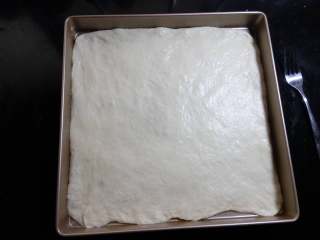 肉松面包卷,放入28×28的烤盘中。把边缘部分整理好， 边缘如果有多余的部分，可以用刀切掉。