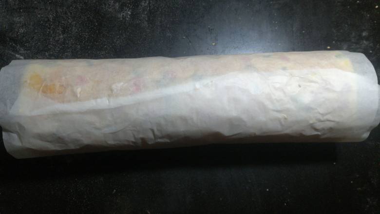 肉松面包卷,用油纸轻轻卷起，放置晾凉定形。