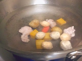 简单又粗暴的诱惑★麻辣香锅,好了，开始制作了。首先，锅里下水，然后冷水把丸子下锅。