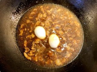 台湾卤肉饭,小火慢炖30-40分钟，中间不时翻炒一下，注意水不要煮干了。