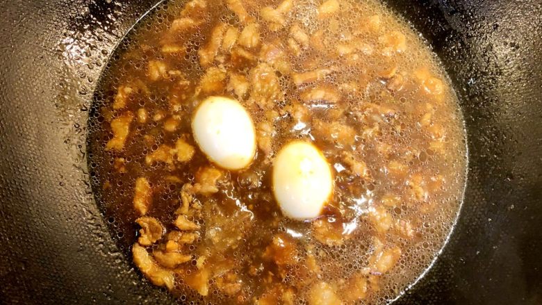 台湾卤肉饭,小火慢炖30-40分钟，中间不时翻炒一下，注意水不要煮干了。