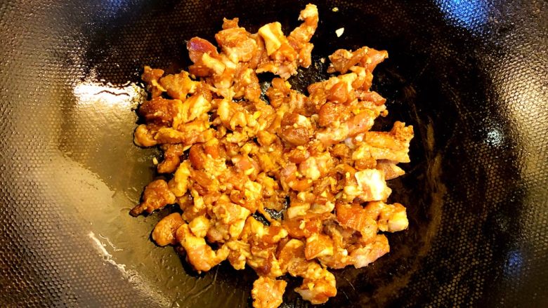 台湾卤肉饭,热锅下油，放腌制好的肉片翻炒片刻。