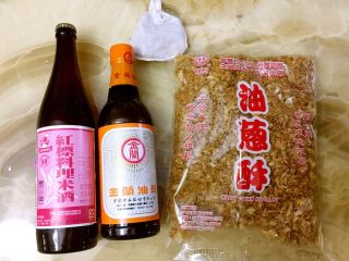 台湾卤肉饭,必备食材：料酒、油膏、油葱酥和一袋卤料。
某宝上可以全套买齐，台湾出品。