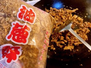 台湾卤肉饭,下油葱酥，翻炒均匀。
油葱酥带盐，有咸味，不宜下过量。