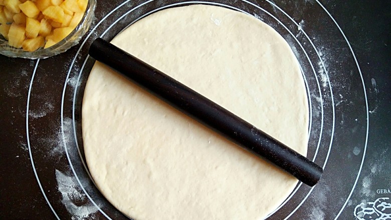 无油苹果派（平底锅发面版）,将其中大的那份擀成5mm，直径根据自己需要大小的薄面饼。