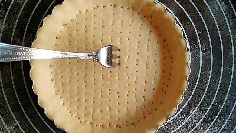 无油苹果派（平底锅发面版）,在面饼底部均匀插上小孔（用叉子即可）。