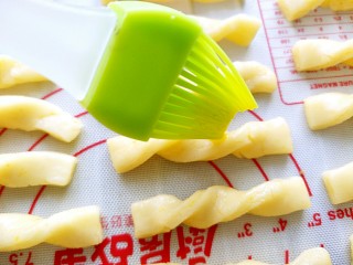 宝宝辅食＋磨牙棒,用刷子在饼干表面刷一层薄薄的蛋黄液