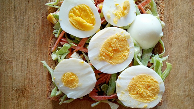沼三明治――美味闪电瘦身餐,在卷心菜沙拉上铺上鸡蛋片。
