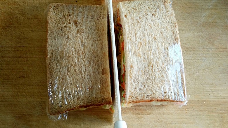 沼三明治――美味闪电瘦身餐,从中间切开即可。