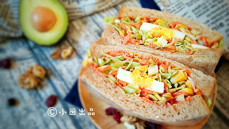 沼三明治――美味闪电瘦身餐,用保鲜膜包裹的三明治非常适合春游外出时带着，吃起来极为方便。