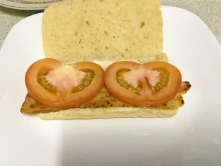 双层培根三明治,加上一层番茄片。
