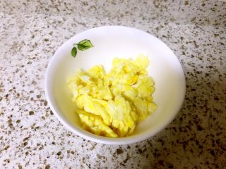 西兰花饭卷,鸡蛋炒碎，盛出备用