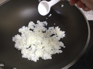 西兰花饭卷,少许油起油锅，放入米饭，翻炒均匀，加入一丢丢盐调味