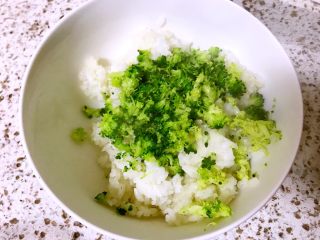 西兰花饭卷,米饭盛入碗中，加入西兰花碎