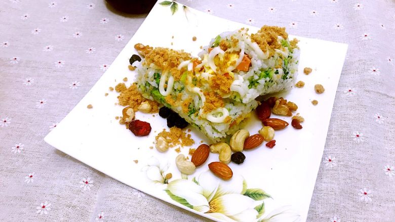 西兰花饭卷,好啦，营养美味的饭卷可以吃了，美美哒😊