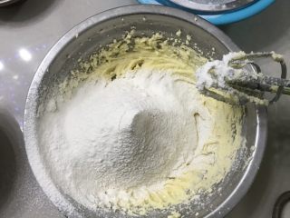 港式酥皮菠萝包,筛入低粉