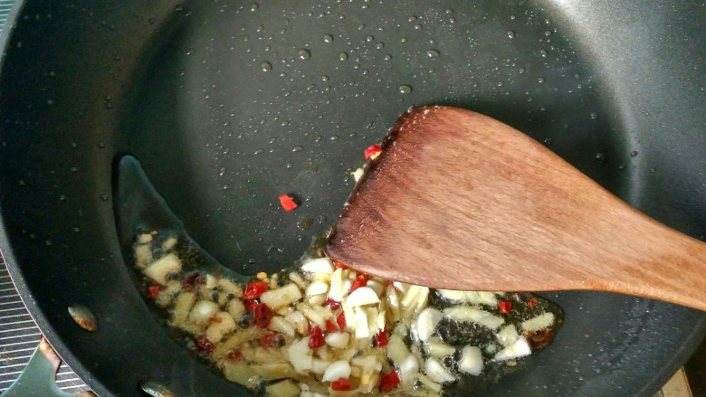 老醋花生米拌黄瓜,锅内再放适量的油，将辣椒，生姜，大蒜炒香并关火。