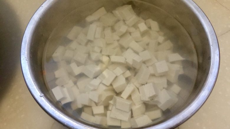 雪底寻梅➕雪菜肉末炖豆腐,热水中加入少许盐，倒入豆腐盆中浸泡豆腐，可以去豆腥味，使豆腐更柔韧不容易碎