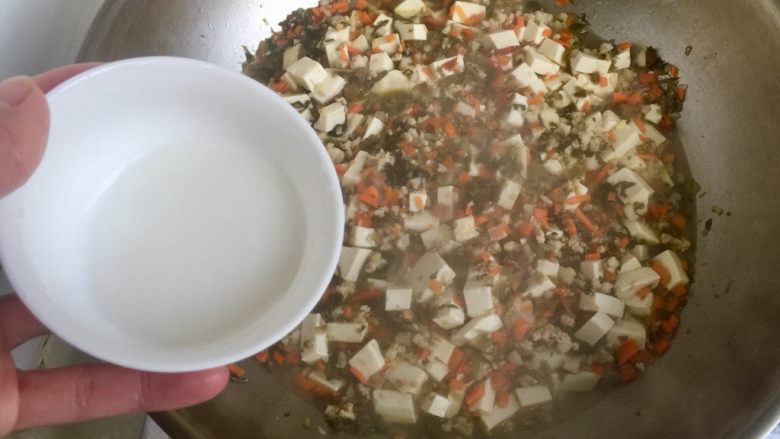 雪底寻梅➕雪菜肉末炖豆腐,转中火，加入水淀粉勾芡，收汁到自己喜欢的程度。喜欢汤汁的可以多留点