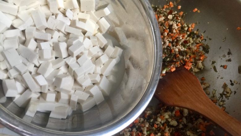 雪底寻梅➕雪菜肉末炖豆腐,把嫩豆腐块倒入锅中，不要急着翻炒