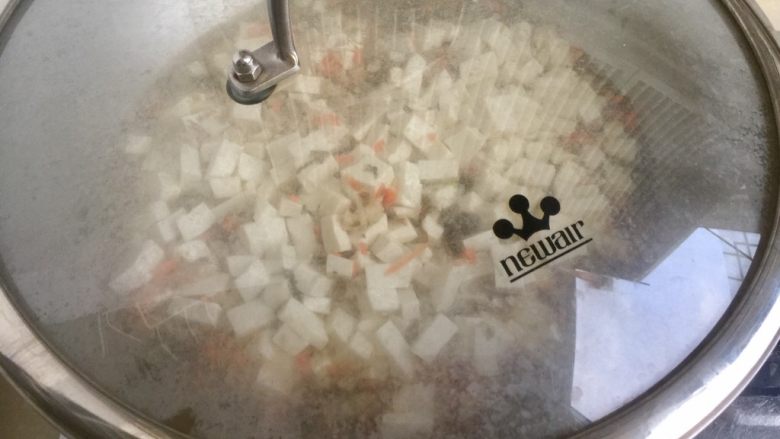 雪底寻梅➕雪菜肉末炖豆腐,煮开后转小火，加盖煮大概七八分钟至豆腐入味。