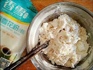五彩素春饼,将开水少量多次倒进面粉中，用筷子搅拌成雪花状。