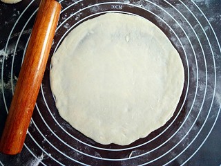 五彩素春饼,我用的6寸的平底锅，所以擀成直径17.5的面饼。（非常薄）