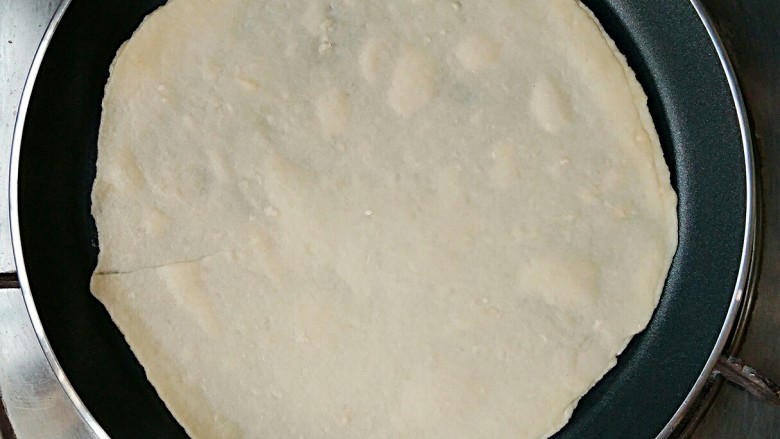 五彩素春饼,将擀好的面饼直接放入不沾平底锅中小火烙（不用放油）。