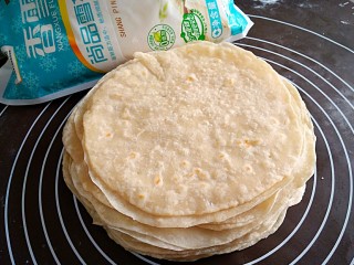 五彩素春饼,同样的方法把全部面剂烙完（如果不接着吃可以用冷布或盘子扣一下防干保温）。