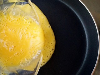 五彩素春饼,鸡蛋打散倒入不沾平底锅中（不用放油）。