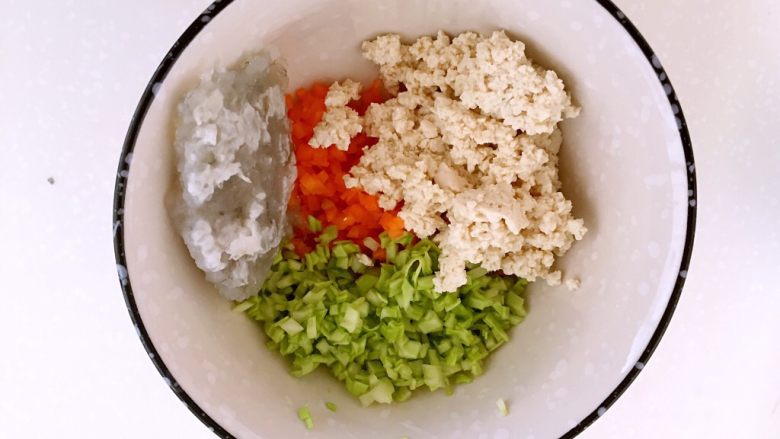 蔬菜豆腐虾泥糕,找一只碗，打入<a style='color:red;display:inline-block;' href='/shicai/ 9'>鸡蛋</a>放入虾泥、胡萝卜、菜碎、豆腐。