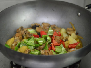 土豆烧排骨,煮至排骨软烂后放入青红椒