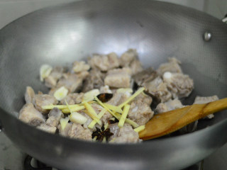 土豆烧排骨,放入姜蒜、八角、桂皮，炒出香味