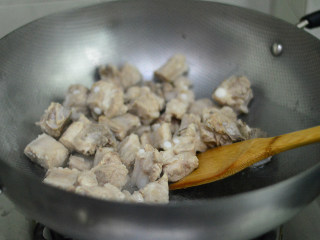 土豆烧排骨,炒干排骨的水分至微焦