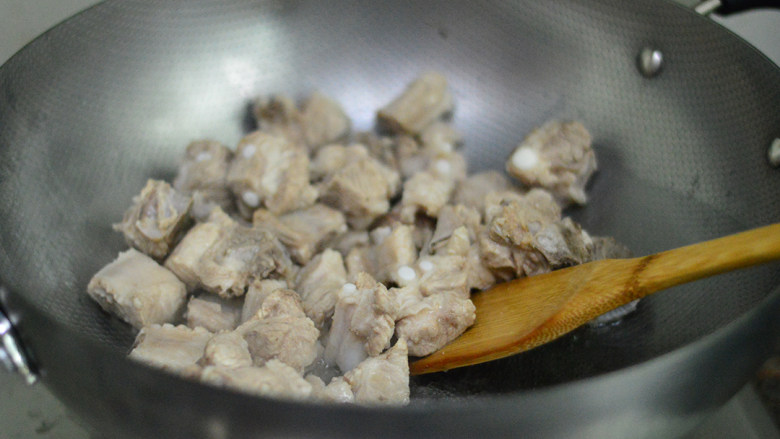 土豆烧排骨,炒干排骨的水分至微焦
