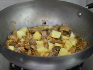 土豆烧排骨,放入土豆，继续小火焖煮