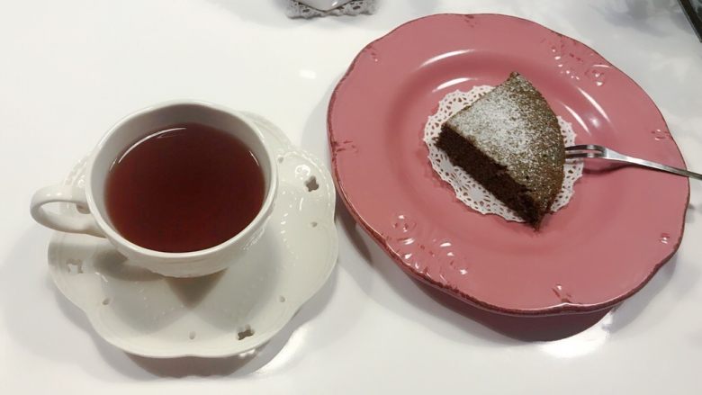 黑米红糖蒸蛋糕,煮好的红豆薏米水+黑米红糖蒸蛋糕好像是绝配哦！