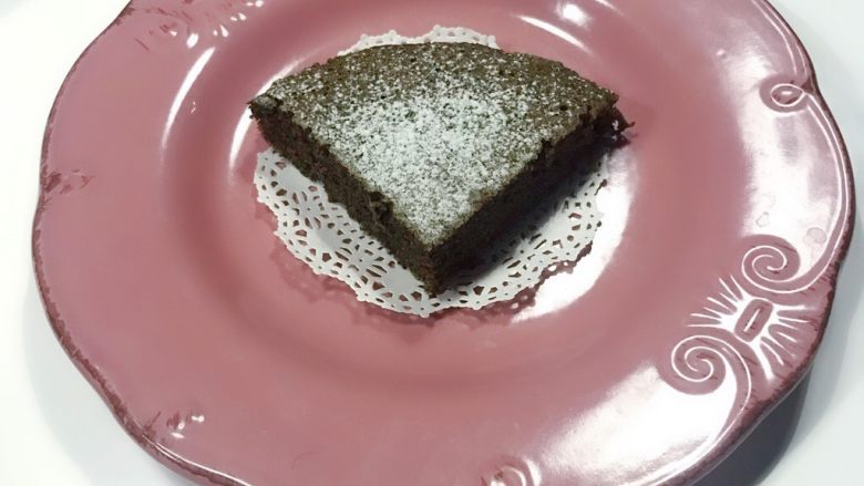 黑米红糖蒸蛋糕,切一块儿放到心仪的餐盘里，看着很开心😃