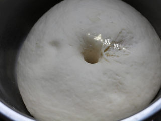 香葱花卷,盖上保鲜膜在温暖的地方发酵至两倍大，手沾面粉戳入不回缩。